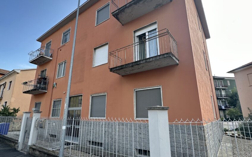 PAVIA VIALE CAMPARI AD. VIA BERZOLARI APPARTAMENTO AL PIANO PRIMO CON AMPIO INGRESSO, SOGGIORNO CON ANGOLO COTTURA, 2 AMPIE CAMERE, SERVIZIO, 2 BALCONI, CANTINA, RISC. CENTRALIZZATO CON TERMOVALVOLE, DOPPI VETRI, PORTA BLINDATA, LIBERO A 6 MESI DAL PRELIMINARE, EURO 130.000