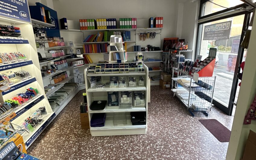 Pavia Policlinico via Lombroso di fronte all’ingresso Policlinico vendesi muri negozio liberi dal 01/01/24 di circa 90 mq con 3 vetrine, in ottimo stato. Bagno, euro 150.000.
