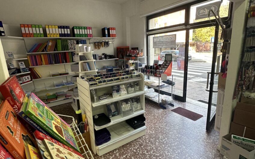Pavia Policlinico via Lombroso di fronte all’ingresso Policlinico vendesi muri negozio liberi dal 01/01/24 di circa 90 mq con 3 vetrine, in ottimo stato. Bagno, euro 150.000.
