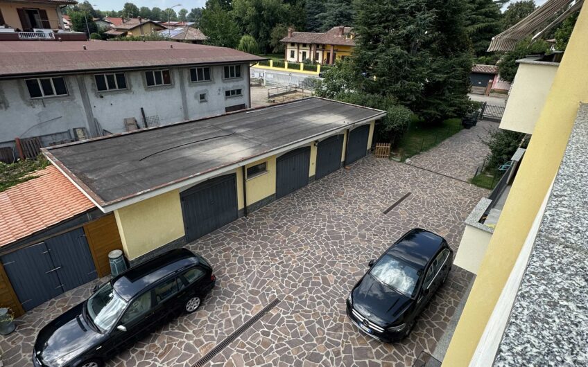 SAN GENESIO ED UNITI VIA MONTE ROSA VILLA TRIFAMIGLIARE DI RECENTE RISTRUTTURAZIONE CON MATERIALI DI PREGIO, DISPOSTA SU 3 LIVELLI CON 3 ABITAZIONI DISTINTE, SERVITI DA  ASCENSORE, DI CIRCA 185 MQ PER PIANO CON TERRAZZO DI 40 MQ, PISCINA CON VETRATA DI COPERTURA PER L’USO IN INVERNO, RISC. AUTONOMO, ARIA CONDIZIONATA, ALLARME, 2 BOX DI 47 MQ E 26 MQ, GIARDINO DI CIRCA 2.000 MQ.TRATTATIVE RISERVATE VISTO LA RARITA’ DEL PRODOTTO.