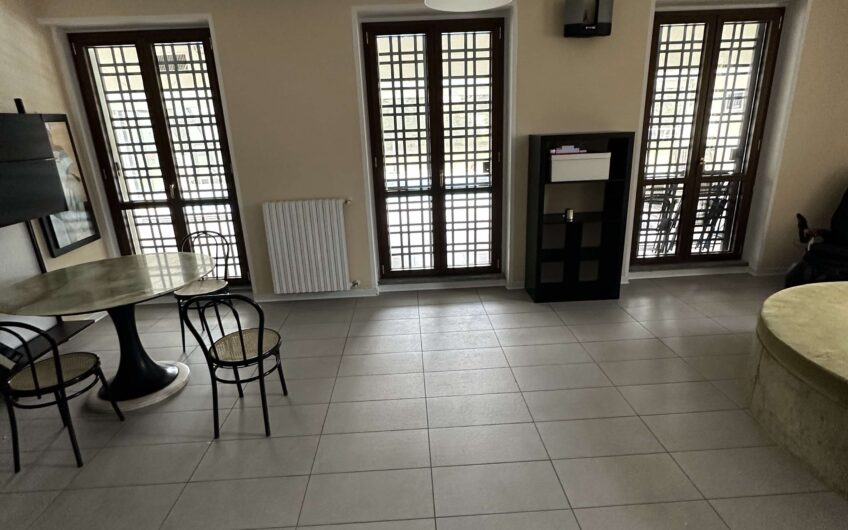 SAN GENESIO ED UNITI VIA MONTE ROSA VILLA TRIFAMIGLIARE DI RECENTE RISTRUTTURAZIONE CON MATERIALI DI PREGIO, DISPOSTA SU 3 LIVELLI CON 3 ABITAZIONI DISTINTE, SERVITI DA  ASCENSORE, DI CIRCA 185 MQ PER PIANO CON TERRAZZO DI 40 MQ, PISCINA CON VETRATA DI COPERTURA PER L’USO IN INVERNO, RISC. AUTONOMO, ARIA CONDIZIONATA, ALLARME, 2 BOX DI 47 MQ E 26 MQ, GIARDINO DI CIRCA 2.000 MQ.TRATTATIVE RISERVATE VISTO LA RARITA’ DEL PRODOTTO.