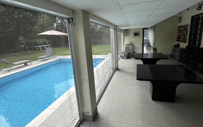 SAN GENESIO ED UNITI VIA MONTE ROSA VILLA TRIFAMIGLIARE DI RECENTE RISTRUTTURAZIONE CON MATERIALI DI PREGIO, DISPOSTA SU 3 LIVELLI CON 3 ABITAZIONI DISTINTE, SERVITI DA  ASCENSORE, DI CIRCA 185 MQ PER PIANO CON TERRAZZO DI 40 MQ, PISCINA CON VETRATA DI COPERTURA PER L’USO IN INVERNO, RISC. AUTONOMO, ARIA CONDIZIONATA, ALLARME, 2 BOX DI 47 MQ E 26 MQ, GIARDINO DI CIRCA 2.000 MQ.TRATTATIVE RISERVATE VISTO LA RARITA’ DEL PRODOTTO.