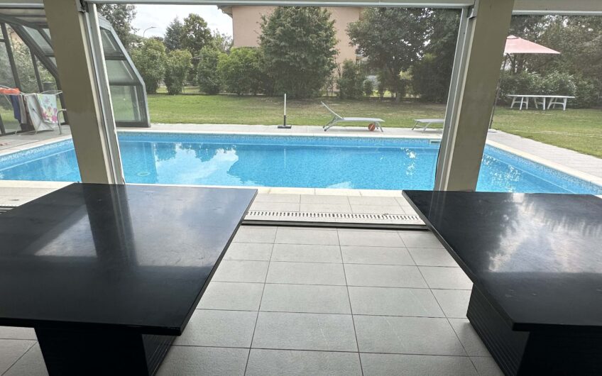 SAN GENESIO ED UNITI VIA MONTE ROSA VILLA TRIFAMIGLIARE DI RECENTE RISTRUTTURAZIONE CON MATERIALI DI PREGIO, DISPOSTA SU 3 LIVELLI CON 3 ABITAZIONI DISTINTE, SERVITI DA  ASCENSORE, DI CIRCA 185 MQ PER PIANO CON TERRAZZO DI 40 MQ, PISCINA CON VETRATA DI COPERTURA PER L’USO IN INVERNO, RISC. AUTONOMO, ARIA CONDIZIONATA, ALLARME, 2 BOX DI 47 MQ E 26 MQ, GIARDINO DI CIRCA 2.000 MQ.TRATTATIVE RISERVATE VISTO LA RARITA’ DEL PRODOTTO.
