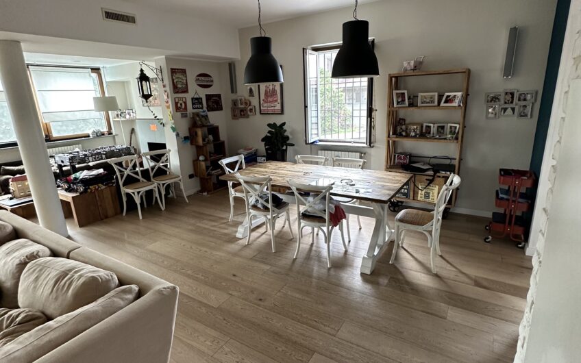 SAN GENESIO ED UNITI VIA MONTE ROSA VILLA TRIFAMIGLIARE DI RECENTE RISTRUTTURAZIONE CON MATERIALI DI PREGIO, DISPOSTA SU 3 LIVELLI CON 3 ABITAZIONI DISTINTE, SERVITI DA  ASCENSORE, DI CIRCA 185 MQ PER PIANO CON TERRAZZO DI 40 MQ, PISCINA CON VETRATA DI COPERTURA PER L’USO IN INVERNO, RISC. AUTONOMO, ARIA CONDIZIONATA, ALLARME, 2 BOX DI 47 MQ E 26 MQ, GIARDINO DI CIRCA 2.000 MQ.TRATTATIVE RISERVATE VISTO LA RARITA’ DEL PRODOTTO.