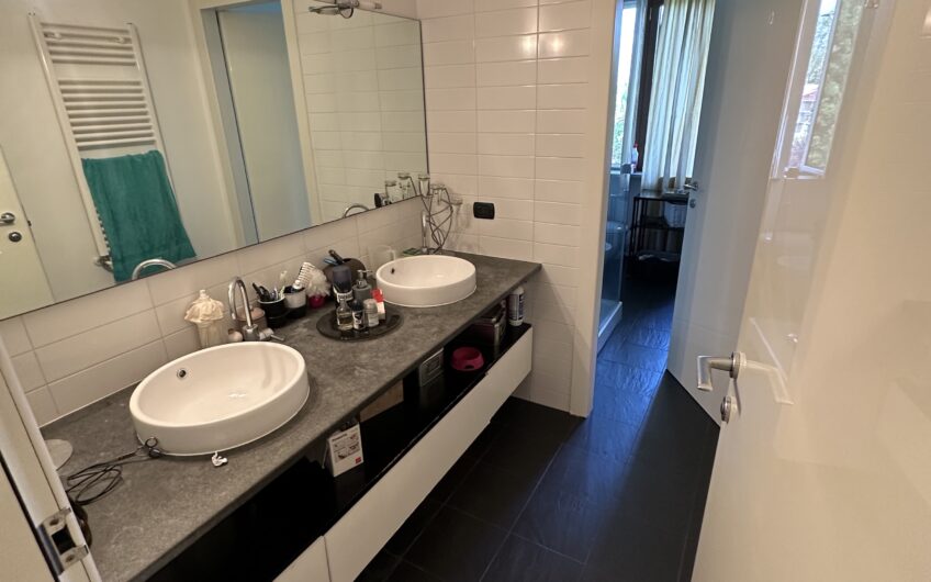 SAN GENESIO ED UNITI VIA MONTE ROSA VILLA TRIFAMIGLIARE DI RECENTE RISTRUTTURAZIONE CON MATERIALI DI PREGIO, DISPOSTA SU 3 LIVELLI CON 3 ABITAZIONI DISTINTE, SERVITI DA  ASCENSORE, DI CIRCA 185 MQ PER PIANO CON TERRAZZO DI 40 MQ, PISCINA CON VETRATA DI COPERTURA PER L’USO IN INVERNO, RISC. AUTONOMO, ARIA CONDIZIONATA, ALLARME, 2 BOX DI 47 MQ E 26 MQ, GIARDINO DI CIRCA 2.000 MQ.TRATTATIVE RISERVATE VISTO LA RARITA’ DEL PRODOTTO.