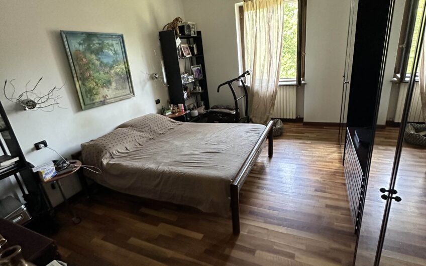 SAN GENESIO ED UNITI VIA MONTE ROSA VILLA TRIFAMIGLIARE DI RECENTE RISTRUTTURAZIONE CON MATERIALI DI PREGIO, DISPOSTA SU 3 LIVELLI CON 3 ABITAZIONI DISTINTE, SERVITI DA  ASCENSORE, DI CIRCA 185 MQ PER PIANO CON TERRAZZO DI 40 MQ, PISCINA CON VETRATA DI COPERTURA PER L’USO IN INVERNO, RISC. AUTONOMO, ARIA CONDIZIONATA, ALLARME, 2 BOX DI 47 MQ E 26 MQ, GIARDINO DI CIRCA 2.000 MQ.TRATTATIVE RISERVATE VISTO LA RARITA’ DEL PRODOTTO.