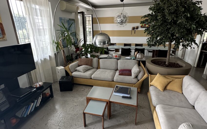 SAN GENESIO ED UNITI VIA MONTE ROSA VILLA TRIFAMIGLIARE DI RECENTE RISTRUTTURAZIONE CON MATERIALI DI PREGIO, DISPOSTA SU 3 LIVELLI CON 3 ABITAZIONI DISTINTE, SERVITI DA  ASCENSORE, DI CIRCA 185 MQ PER PIANO CON TERRAZZO DI 40 MQ, PISCINA CON VETRATA DI COPERTURA PER L’USO IN INVERNO, RISC. AUTONOMO, ARIA CONDIZIONATA, ALLARME, 2 BOX DI 47 MQ E 26 MQ, GIARDINO DI CIRCA 2.000 MQ.TRATTATIVE RISERVATE VISTO LA RARITA’ DEL PRODOTTO.
