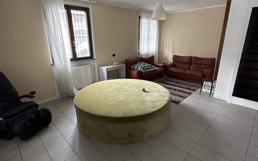 SAN GENESIO ED UNITI VIA MONTE ROSA VILLA TRIFAMIGLIARE DI RECENTE RISTRUTTURAZIONE CON MATERIALI DI PREGIO, DISPOSTA SU 3 LIVELLI CON 3 ABITAZIONI DISTINTE, SERVITI DA  ASCENSORE, DI CIRCA 185 MQ PER PIANO CON TERRAZZO DI 40 MQ, PISCINA CON VETRATA DI COPERTURA PER L’USO IN INVERNO, RISC. AUTONOMO, ARIA CONDIZIONATA, ALLARME, 2 BOX DI 47 MQ E 26 MQ, GIARDINO DI CIRCA 2.000 MQ.TRATTATIVE RISERVATE VISTO LA RARITA’ DEL PRODOTTO.