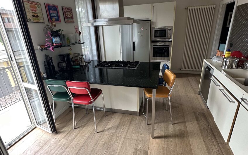 SAN GENESIO ED UNITI VIA MONTE ROSA VILLA TRIFAMIGLIARE DI RECENTE RISTRUTTURAZIONE CON MATERIALI DI PREGIO, DISPOSTA SU 3 LIVELLI CON 3 ABITAZIONI DISTINTE, SERVITI DA  ASCENSORE, DI CIRCA 185 MQ PER PIANO CON TERRAZZO DI 40 MQ, PISCINA CON VETRATA DI COPERTURA PER L’USO IN INVERNO, RISC. AUTONOMO, ARIA CONDIZIONATA, ALLARME, 2 BOX DI 47 MQ E 26 MQ, GIARDINO DI CIRCA 2.000 MQ.TRATTATIVE RISERVATE VISTO LA RARITA’ DEL PRODOTTO.