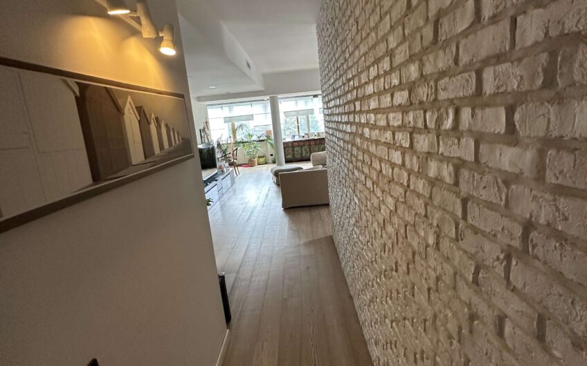 SAN GENESIO ED UNITI VIA MONTE ROSA VILLA TRIFAMIGLIARE DI RECENTE RISTRUTTURAZIONE CON MATERIALI DI PREGIO, DISPOSTA SU 3 LIVELLI CON 3 ABITAZIONI DISTINTE, SERVITI DA  ASCENSORE, DI CIRCA 185 MQ PER PIANO CON TERRAZZO DI 40 MQ, PISCINA CON VETRATA DI COPERTURA PER L’USO IN INVERNO, RISC. AUTONOMO, ARIA CONDIZIONATA, ALLARME, 2 BOX DI 47 MQ E 26 MQ, GIARDINO DI CIRCA 2.000 MQ.TRATTATIVE RISERVATE VISTO LA RARITA’ DEL PRODOTTO.