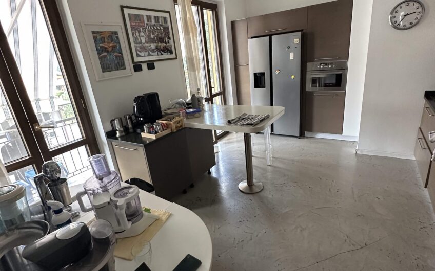 SAN GENESIO ED UNITI VIA MONTE ROSA VILLA TRIFAMIGLIARE DI RECENTE RISTRUTTURAZIONE CON MATERIALI DI PREGIO, DISPOSTA SU 3 LIVELLI CON 3 ABITAZIONI DISTINTE, SERVITI DA  ASCENSORE, DI CIRCA 185 MQ PER PIANO CON TERRAZZO DI 40 MQ, PISCINA CON VETRATA DI COPERTURA PER L’USO IN INVERNO, RISC. AUTONOMO, ARIA CONDIZIONATA, ALLARME, 2 BOX DI 47 MQ E 26 MQ, GIARDINO DI CIRCA 2.000 MQ.TRATTATIVE RISERVATE VISTO LA RARITA’ DEL PRODOTTO.