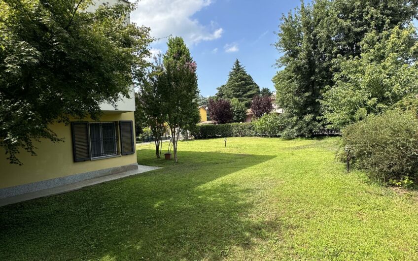 SAN GENESIO ED UNITI VIA MONTE ROSA VILLA TRIFAMIGLIARE DI RECENTE RISTRUTTURAZIONE CON MATERIALI DI PREGIO, DISPOSTA SU 3 LIVELLI CON 3 ABITAZIONI DISTINTE, SERVITI DA  ASCENSORE, DI CIRCA 185 MQ PER PIANO CON TERRAZZO DI 40 MQ, PISCINA CON VETRATA DI COPERTURA PER L’USO IN INVERNO, RISC. AUTONOMO, ARIA CONDIZIONATA, ALLARME, 2 BOX DI 47 MQ E 26 MQ, GIARDINO DI CIRCA 2.000 MQ.TRATTATIVE RISERVATE VISTO LA RARITA’ DEL PRODOTTO.