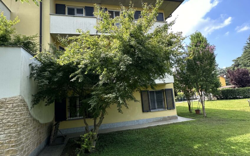 SAN GENESIO ED UNITI VIA MONTE ROSA VILLA TRIFAMIGLIARE DI RECENTE RISTRUTTURAZIONE CON MATERIALI DI PREGIO, DISPOSTA SU 3 LIVELLI CON 3 ABITAZIONI DISTINTE, SERVITI DA  ASCENSORE, DI CIRCA 185 MQ PER PIANO CON TERRAZZO DI 40 MQ, PISCINA CON VETRATA DI COPERTURA PER L’USO IN INVERNO, RISC. AUTONOMO, ARIA CONDIZIONATA, ALLARME, 2 BOX DI 47 MQ E 26 MQ, GIARDINO DI CIRCA 2.000 MQ.TRATTATIVE RISERVATE VISTO LA RARITA’ DEL PRODOTTO.
