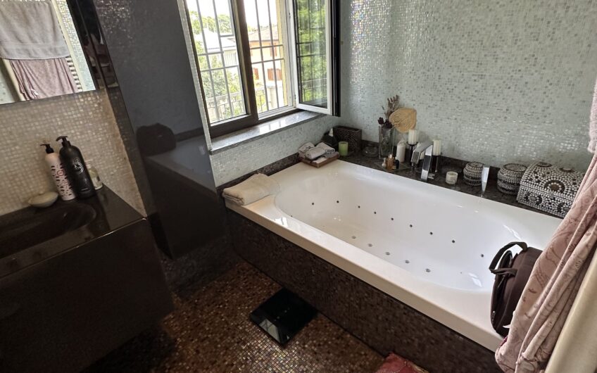 SAN GENESIO ED UNITI VIA MONTE ROSA VILLA TRIFAMIGLIARE DI RECENTE RISTRUTTURAZIONE CON MATERIALI DI PREGIO, DISPOSTA SU 3 LIVELLI CON 3 ABITAZIONI DISTINTE, SERVITI DA  ASCENSORE, DI CIRCA 185 MQ PER PIANO CON TERRAZZO DI 40 MQ, PISCINA CON VETRATA DI COPERTURA PER L’USO IN INVERNO, RISC. AUTONOMO, ARIA CONDIZIONATA, ALLARME, 2 BOX DI 47 MQ E 26 MQ, GIARDINO DI CIRCA 2.000 MQ.TRATTATIVE RISERVATE VISTO LA RARITA’ DEL PRODOTTO.