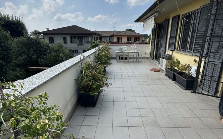 SAN GENESIO ED UNITI VIA MONTE ROSA VILLA TRIFAMIGLIARE DI RECENTE RISTRUTTURAZIONE CON MATERIALI DI PREGIO, DISPOSTA SU 3 LIVELLI CON 3 ABITAZIONI DISTINTE, SERVITI DA  ASCENSORE, DI CIRCA 185 MQ PER PIANO CON TERRAZZO DI 40 MQ, PISCINA CON VETRATA DI COPERTURA PER L’USO IN INVERNO, RISC. AUTONOMO, ARIA CONDIZIONATA, ALLARME, 2 BOX DI 47 MQ E 26 MQ, GIARDINO DI CIRCA 2.000 MQ.TRATTATIVE RISERVATE VISTO LA RARITA’ DEL PRODOTTO.