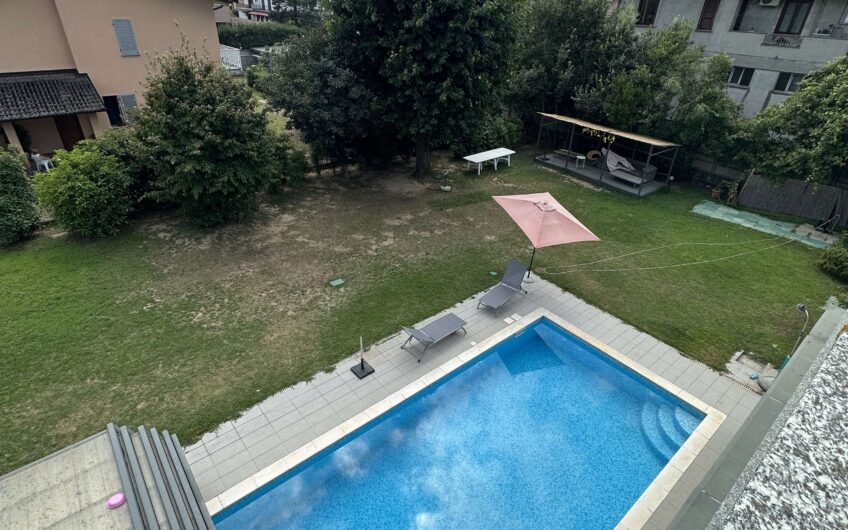 SAN GENESIO ED UNITI VIA MONTE ROSA VILLA TRIFAMIGLIARE DI RECENTE RISTRUTTURAZIONE CON MATERIALI DI PREGIO, DISPOSTA SU 3 LIVELLI CON 3 ABITAZIONI DISTINTE, SERVITI DA  ASCENSORE, DI CIRCA 185 MQ PER PIANO CON TERRAZZO DI 40 MQ, PISCINA CON VETRATA DI COPERTURA PER L’USO IN INVERNO, RISC. AUTONOMO, ARIA CONDIZIONATA, ALLARME, 2 BOX DI 47 MQ E 26 MQ, GIARDINO DI CIRCA 2.000 MQ.TRATTATIVE RISERVATE VISTO LA RARITA’ DEL PRODOTTO.