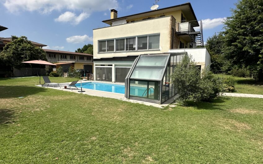 SAN GENESIO ED UNITI VIA MONTE ROSA VILLA TRIFAMIGLIARE DI RECENTE RISTRUTTURAZIONE CON MATERIALI DI PREGIO, DISPOSTA SU 3 LIVELLI CON 3 ABITAZIONI DISTINTE, SERVITI DA  ASCENSORE, DI CIRCA 185 MQ PER PIANO CON TERRAZZO DI 40 MQ, PISCINA CON VETRATA DI COPERTURA PER L’USO IN INVERNO, RISC. AUTONOMO, ARIA CONDIZIONATA, ALLARME, 2 BOX DI 47 MQ E 26 MQ, GIARDINO DI CIRCA 2.000 MQ.TRATTATIVE RISERVATE VISTO LA RARITA’ DEL PRODOTTO.