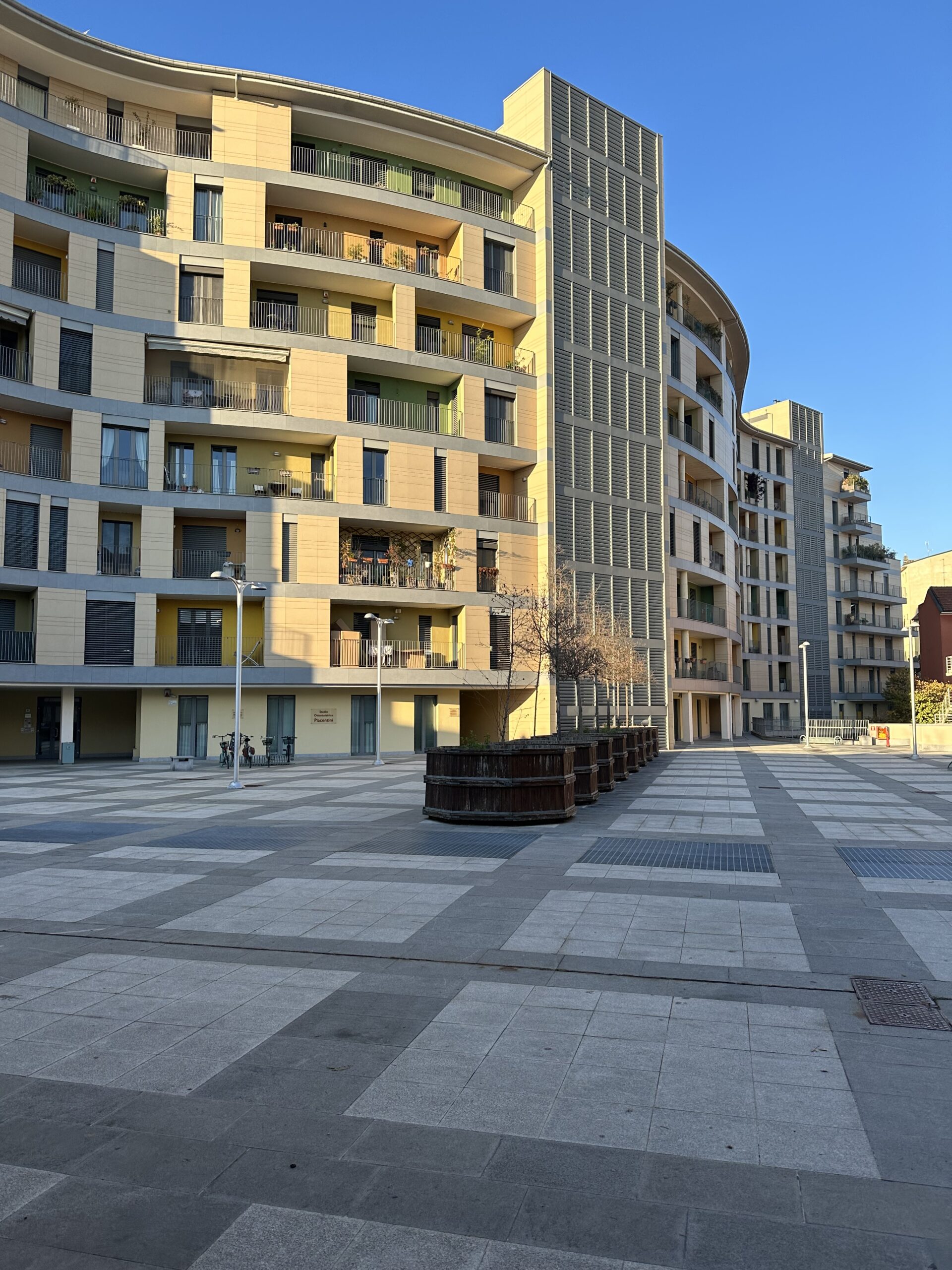 PAVIA PIAZZA MARELLI IN RECENTE COMPLESSO RESIDENZIALE- UFFICI, A DUE PASSI DALLA STAZIONE E DAL POLICLINICO, UFFICIO AL PIANO TERRA CON INGRESSO INDIPENDENTE COMPOSTO DA 2 LOCALI OLTRE AL SERVIZIO ADATTO DISABILI E RIPOSTIGLIO, DOPPI VETRI, TENDE, PORTA BLINDATA, IMPIANTO LUCI, RISCALDAMENTO AUTONOMO, ARIA CONDIZIONATA, OTTIMA VISIBILITA'. EURO 165.000 TRATTABILI. LIBERO SUBITO