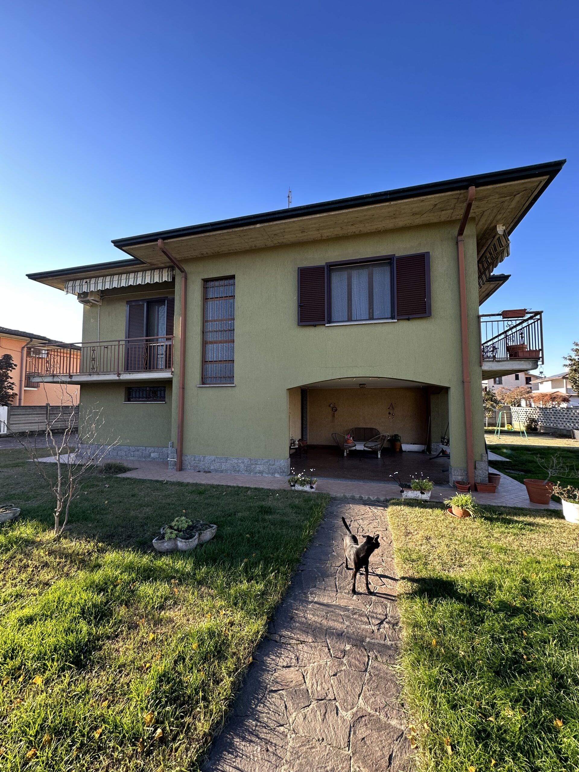 ALBUZZANO VIA CAIROLI IN CONTESTO SIGNORILE VILLA INDIPENDENTE IN OTTIMO STATO CON AMPIO GIARDINO, CIRCA 1.000 MQ, ABITAZIONE AL PIANO 1° CON AMPIO SOGGIORNO, SALA PRANZO, CUCINOTTO, 2 CAMERE, SERVIZIO, BALCONI, AL PIANO TERRA TAVERNA, PORTICO, AMPIO BOX PER AUTO E ALTRO BOX PER FURGONE, PATIO, ARIA COND. . LIBERA A 6 MESI DAL PRELIMINARE. EURO 160.000
