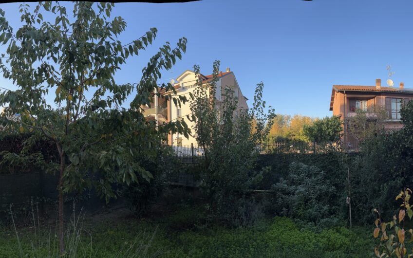 SAN MARTINO SICCOMARIO VIA ALDO MORO IN MODERNO COMPLESSO RESIDENZIALE APPARTAMENTO COMPLETAMENTE ARREDATO DI CIRCA 70 MQ COMPOSTO DA BILOCALE, BAGNO, AMPIA TAVERNA CON ACCESSO AD AMPIO GIARDINO PRIVATO, BALCONE E TERRAZZO ENORME. PORTA BLINDATA, VIDEOCITOFONO, RISC. AUTONOMO , SPESE BASSE. EURO 90.000 POSSIBILITA’ ACCOLLO MUTUO DI CIRCA EURO 58.OOO A TASSO FISSO DEL 2,12%