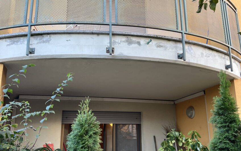 SAN MARTINO SICCOMARIO VIA ALDO MORO IN MODERNO COMPLESSO RESIDENZIALE APPARTAMENTO COMPLETAMENTE ARREDATO DI CIRCA 70 MQ COMPOSTO DA BILOCALE, BAGNO, AMPIA TAVERNA CON ACCESSO AD AMPIO GIARDINO PRIVATO, BALCONE E TERRAZZO ENORME. PORTA BLINDATA, VIDEOCITOFONO, RISC. AUTONOMO , SPESE BASSE. EURO 90.000 POSSIBILITA’ ACCOLLO MUTUO DI CIRCA EURO 58.OOO A TASSO FISSO DEL 2,12%