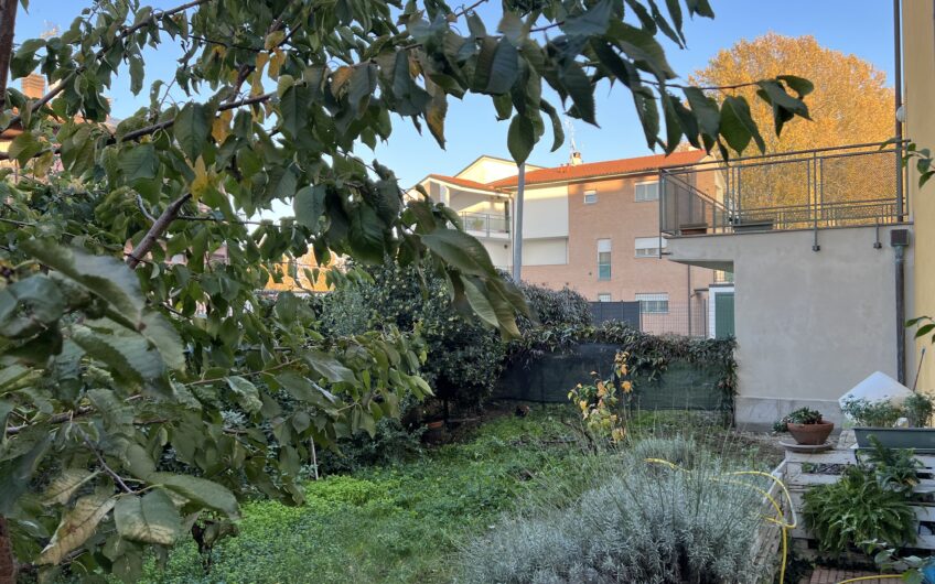 SAN MARTINO SICCOMARIO VIA ALDO MORO IN MODERNO COMPLESSO RESIDENZIALE APPARTAMENTO COMPLETAMENTE ARREDATO DI CIRCA 70 MQ COMPOSTO DA BILOCALE, BAGNO, AMPIA TAVERNA CON ACCESSO AD AMPIO GIARDINO PRIVATO, BALCONE E TERRAZZO ENORME. PORTA BLINDATA, VIDEOCITOFONO, RISC. AUTONOMO , SPESE BASSE. EURO 90.000 POSSIBILITA’ ACCOLLO MUTUO DI CIRCA EURO 58.OOO A TASSO FISSO DEL 2,12%