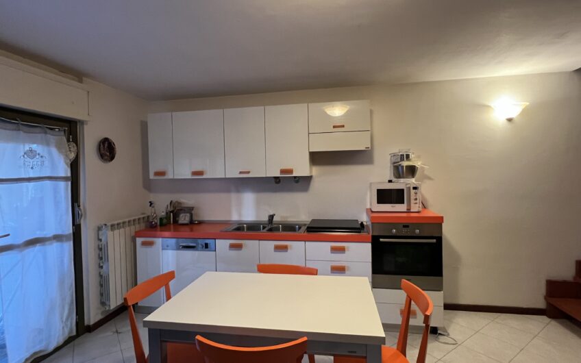 SAN MARTINO SICCOMARIO VIA ALDO MORO IN MODERNO COMPLESSO RESIDENZIALE APPARTAMENTO COMPLETAMENTE ARREDATO DI CIRCA 70 MQ COMPOSTO DA BILOCALE, BAGNO, AMPIA TAVERNA CON ACCESSO AD AMPIO GIARDINO PRIVATO, BALCONE E TERRAZZO ENORME. PORTA BLINDATA, VIDEOCITOFONO, RISC. AUTONOMO , SPESE BASSE. EURO 90.000 POSSIBILITA’ ACCOLLO MUTUO DI CIRCA EURO 58.OOO A TASSO FISSO DEL 2,12%