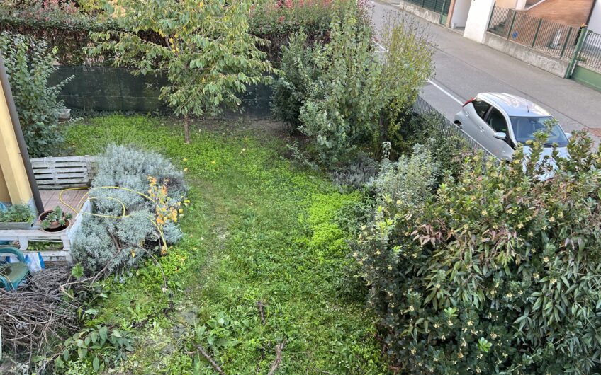 SAN MARTINO SICCOMARIO VIA ALDO MORO IN MODERNO COMPLESSO RESIDENZIALE APPARTAMENTO COMPLETAMENTE ARREDATO DI CIRCA 70 MQ COMPOSTO DA BILOCALE, BAGNO, AMPIA TAVERNA CON ACCESSO AD AMPIO GIARDINO PRIVATO, BALCONE E TERRAZZO ENORME. PORTA BLINDATA, VIDEOCITOFONO, RISC. AUTONOMO , SPESE BASSE. EURO 90.000 POSSIBILITA’ ACCOLLO MUTUO DI CIRCA EURO 58.OOO A TASSO FISSO DEL 2,12%