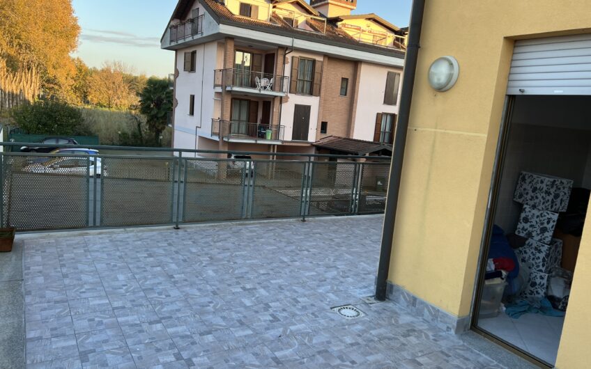 SAN MARTINO SICCOMARIO VIA ALDO MORO IN MODERNO COMPLESSO RESIDENZIALE APPARTAMENTO COMPLETAMENTE ARREDATO DI CIRCA 70 MQ COMPOSTO DA BILOCALE, BAGNO, AMPIA TAVERNA CON ACCESSO AD AMPIO GIARDINO PRIVATO, BALCONE E TERRAZZO ENORME. PORTA BLINDATA, VIDEOCITOFONO, RISC. AUTONOMO , SPESE BASSE. EURO 90.000 POSSIBILITA’ ACCOLLO MUTUO DI CIRCA EURO 58.OOO A TASSO FISSO DEL 2,12%