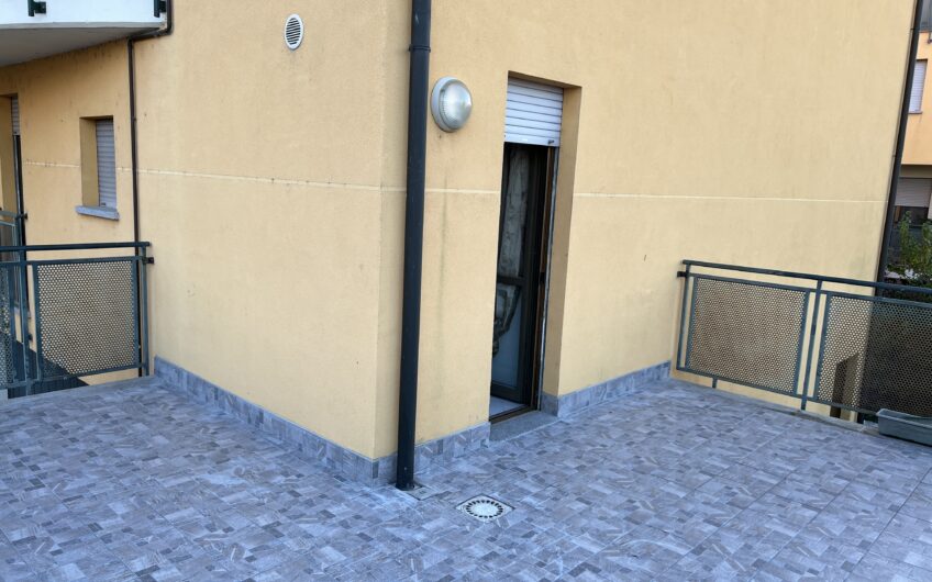 SAN MARTINO SICCOMARIO VIA ALDO MORO IN MODERNO COMPLESSO RESIDENZIALE APPARTAMENTO COMPLETAMENTE ARREDATO DI CIRCA 70 MQ COMPOSTO DA BILOCALE, BAGNO, AMPIA TAVERNA CON ACCESSO AD AMPIO GIARDINO PRIVATO, BALCONE E TERRAZZO ENORME. PORTA BLINDATA, VIDEOCITOFONO, RISC. AUTONOMO , SPESE BASSE. EURO 90.000 POSSIBILITA’ ACCOLLO MUTUO DI CIRCA EURO 58.OOO A TASSO FISSO DEL 2,12%