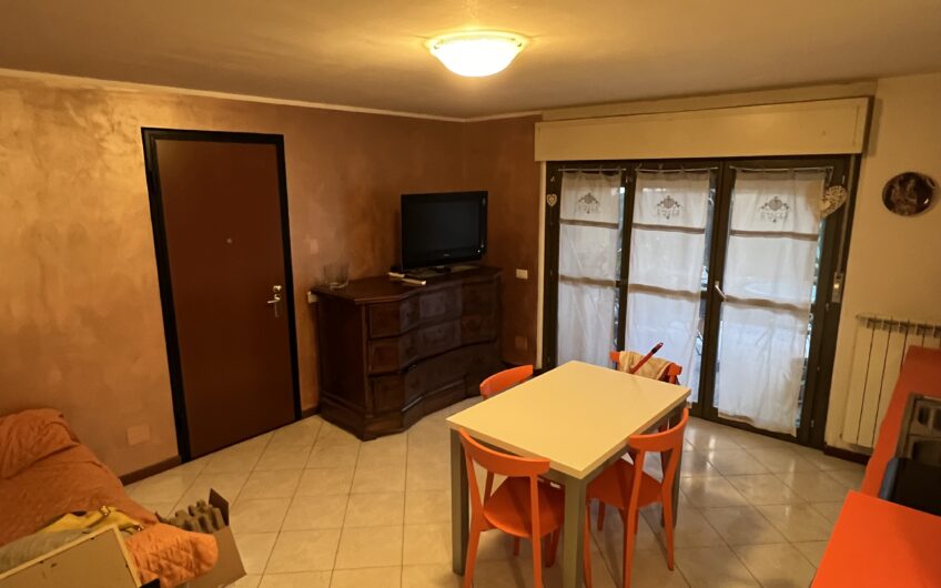 SAN MARTINO SICCOMARIO VIA ALDO MORO IN MODERNO COMPLESSO RESIDENZIALE APPARTAMENTO COMPLETAMENTE ARREDATO DI CIRCA 70 MQ COMPOSTO DA BILOCALE, BAGNO, AMPIA TAVERNA CON ACCESSO AD AMPIO GIARDINO PRIVATO, BALCONE E TERRAZZO ENORME. PORTA BLINDATA, VIDEOCITOFONO, RISC. AUTONOMO , SPESE BASSE. EURO 90.000 POSSIBILITA’ ACCOLLO MUTUO DI CIRCA EURO 58.OOO A TASSO FISSO DEL 2,12%