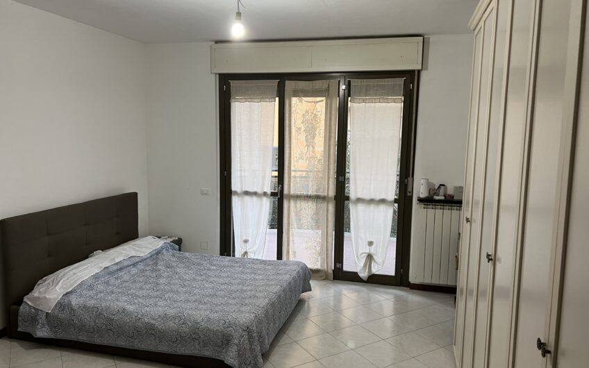 SAN MARTINO SICCOMARIO VIA ALDO MORO IN MODERNO COMPLESSO RESIDENZIALE APPARTAMENTO COMPLETAMENTE ARREDATO DI CIRCA 70 MQ COMPOSTO DA BILOCALE, BAGNO, AMPIA TAVERNA CON ACCESSO AD AMPIO GIARDINO PRIVATO, BALCONE E TERRAZZO ENORME. PORTA BLINDATA, VIDEOCITOFONO, RISC. AUTONOMO , SPESE BASSE. EURO 90.000 POSSIBILITA’ ACCOLLO MUTUO DI CIRCA EURO 58.OOO A TASSO FISSO DEL 2,12%