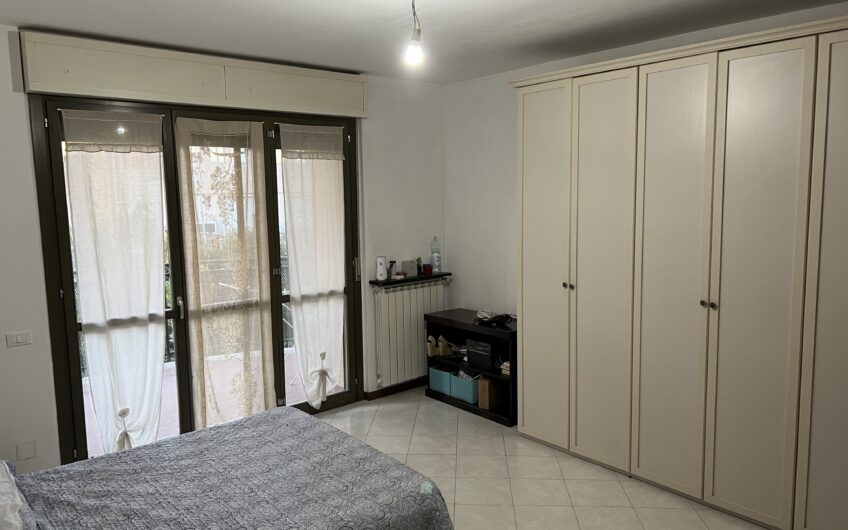 SAN MARTINO SICCOMARIO VIA ALDO MORO IN MODERNO COMPLESSO RESIDENZIALE APPARTAMENTO COMPLETAMENTE ARREDATO DI CIRCA 70 MQ COMPOSTO DA BILOCALE, BAGNO, AMPIA TAVERNA CON ACCESSO AD AMPIO GIARDINO PRIVATO, BALCONE E TERRAZZO ENORME. PORTA BLINDATA, VIDEOCITOFONO, RISC. AUTONOMO , SPESE BASSE. EURO 90.000 POSSIBILITA’ ACCOLLO MUTUO DI CIRCA EURO 58.OOO A TASSO FISSO DEL 2,12%