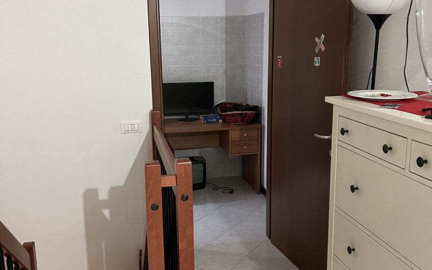 SAN MARTINO SICCOMARIO VIA ALDO MORO IN MODERNO COMPLESSO RESIDENZIALE APPARTAMENTO COMPLETAMENTE ARREDATO DI CIRCA 70 MQ COMPOSTO DA BILOCALE, BAGNO, AMPIA TAVERNA CON ACCESSO AD AMPIO GIARDINO PRIVATO, BALCONE E TERRAZZO ENORME. PORTA BLINDATA, VIDEOCITOFONO, RISC. AUTONOMO , SPESE BASSE. EURO 90.000 POSSIBILITA’ ACCOLLO MUTUO DI CIRCA EURO 58.OOO A TASSO FISSO DEL 2,12%