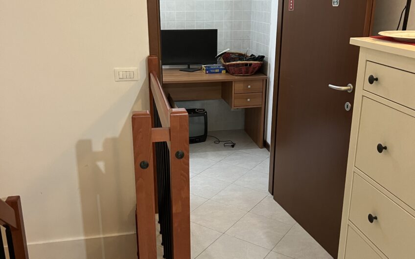 SAN MARTINO SICCOMARIO VIA ALDO MORO IN MODERNO COMPLESSO RESIDENZIALE APPARTAMENTO COMPLETAMENTE ARREDATO DI CIRCA 70 MQ COMPOSTO DA BILOCALE, BAGNO, AMPIA TAVERNA CON ACCESSO AD AMPIO GIARDINO PRIVATO, BALCONE E TERRAZZO ENORME. PORTA BLINDATA, VIDEOCITOFONO, RISC. AUTONOMO , SPESE BASSE. EURO 90.000 POSSIBILITA’ ACCOLLO MUTUO DI CIRCA EURO 58.OOO A TASSO FISSO DEL 2,12%