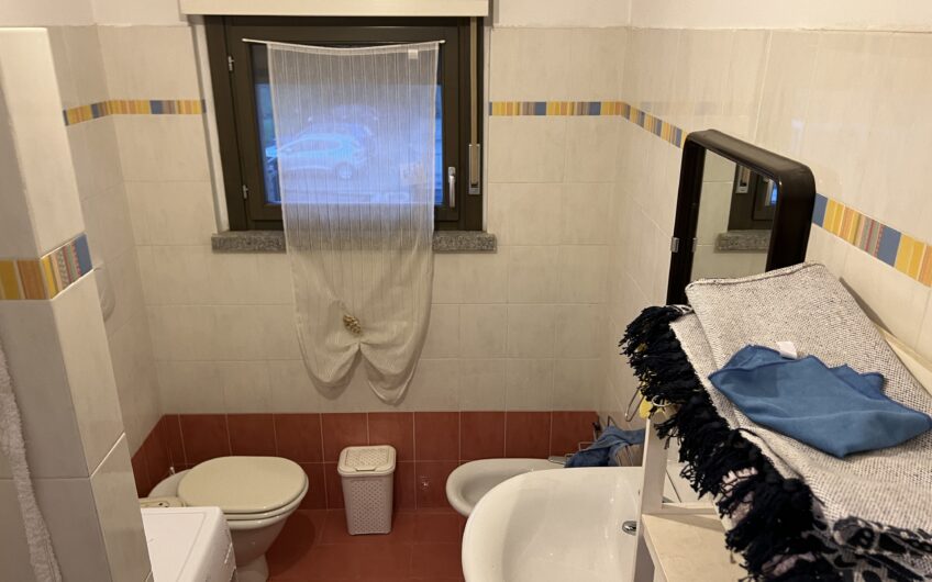 SAN MARTINO SICCOMARIO VIA ALDO MORO IN MODERNO COMPLESSO RESIDENZIALE APPARTAMENTO COMPLETAMENTE ARREDATO DI CIRCA 70 MQ COMPOSTO DA BILOCALE, BAGNO, AMPIA TAVERNA CON ACCESSO AD AMPIO GIARDINO PRIVATO, BALCONE E TERRAZZO ENORME. PORTA BLINDATA, VIDEOCITOFONO, RISC. AUTONOMO , SPESE BASSE. EURO 90.000 POSSIBILITA’ ACCOLLO MUTUO DI CIRCA EURO 58.OOO A TASSO FISSO DEL 2,12%