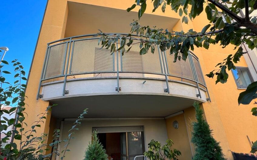 SAN MARTINO SICCOMARIO VIA ALDO MORO IN MODERNO COMPLESSO RESIDENZIALE APPARTAMENTO COMPLETAMENTE ARREDATO DI CIRCA 70 MQ COMPOSTO DA BILOCALE, BAGNO, AMPIA TAVERNA CON ACCESSO AD AMPIO GIARDINO PRIVATO, BALCONE E TERRAZZO ENORME. PORTA BLINDATA, VIDEOCITOFONO, RISC. AUTONOMO , SPESE BASSE. EURO 90.000 POSSIBILITA’ ACCOLLO MUTUO DI CIRCA EURO 58.OOO A TASSO FISSO DEL 2,12%