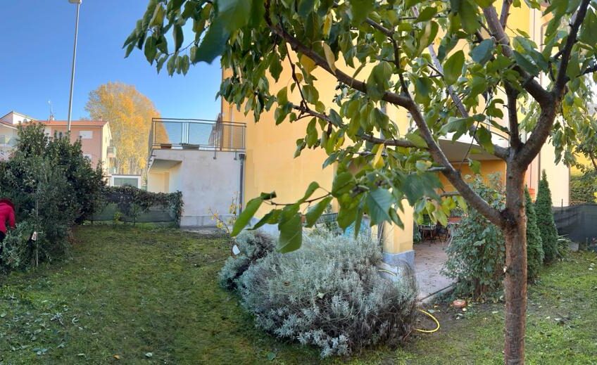 SAN MARTINO SICCOMARIO VIA ALDO MORO IN MODERNO COMPLESSO RESIDENZIALE APPARTAMENTO COMPLETAMENTE ARREDATO DI CIRCA 70 MQ COMPOSTO DA BILOCALE, BAGNO, AMPIA TAVERNA CON ACCESSO AD AMPIO GIARDINO PRIVATO, BALCONE E TERRAZZO ENORME. PORTA BLINDATA, VIDEOCITOFONO, RISC. AUTONOMO , SPESE BASSE. EURO 90.000 POSSIBILITA’ ACCOLLO MUTUO DI CIRCA EURO 58.OOO A TASSO FISSO DEL 2,12%