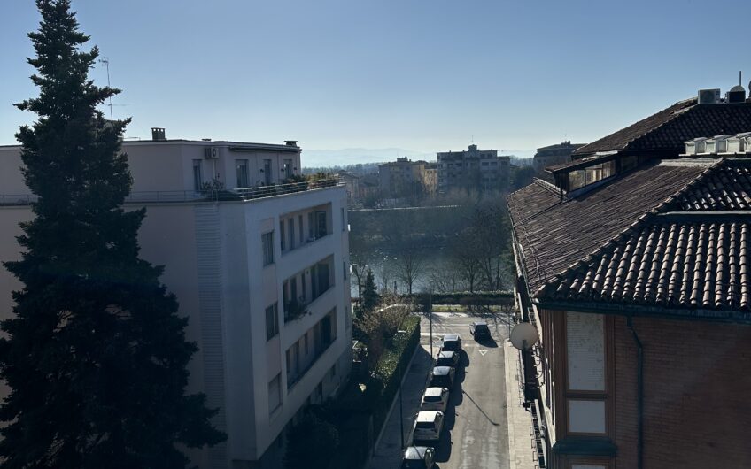 Pavia Via Cavagna San Giuliani vendesi attico mq 250 con terrazzo vista fiume, 2 posti auto EURO 950.000