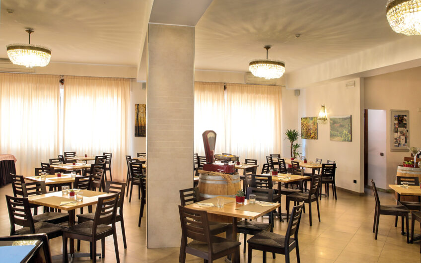 PAVIA POLICLINICO VIA LOMBROSO IN POSIZIONE DI FORTISSIMO PASSAGGIO PROPRIO DI FRONTE ALL’INGRESSO DEL POLICLINICO, VENDESI MURI DI NEGOZIO DI RIRCA 400 MQ CON AMPIO TERRAZZO, LOCALI ATTUALMENTE ADIBITI A BAR RISTORANTE CON ATTIVITA’ PLURIENNALE CONSOLIDATA CON LOCALI PERFETTAMENTE ATTREZZATI CON CUCINA CELLE FRIGO E ARREDO. POSSIBILITA’ DI VENDITA CON RISERVA DI PROPRIETA’ IN 3 ANNI. EURO 560.000 TRATTABILI
