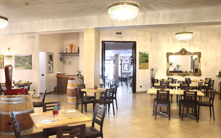 PAVIA POLICLINICO VIA LOMBROSO IN POSIZIONE DI FORTISSIMO PASSAGGIO PROPRIO DI FRONTE ALL’INGRESSO DEL POLICLINICO, VENDESI MURI DI NEGOZIO DI RIRCA 400 MQ CON AMPIO TERRAZZO, LOCALI ATTUALMENTE ADIBITI A BAR RISTORANTE CON ATTIVITA’ PLURIENNALE CONSOLIDATA CON LOCALI PERFETTAMENTE ATTREZZATI CON CUCINA CELLE FRIGO E ARREDO. POSSIBILITA’ DI VENDITA CON RISERVA DI PROPRIETA’ IN 3 ANNI. EURO 560.000 TRATTABILI