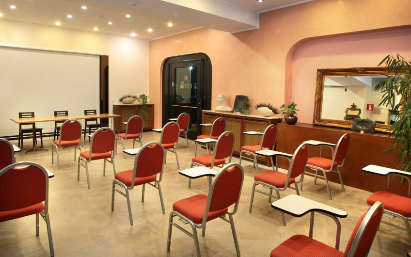 PAVIA POLICLINICO VIA LOMBROSO IN POSIZIONE DI FORTISSIMO PASSAGGIO PROPRIO DI FRONTE ALL’INGRESSO DEL POLICLINICO, VENDESI MURI DI NEGOZIO DI RIRCA 400 MQ CON AMPIO TERRAZZO, LOCALI ATTUALMENTE ADIBITI A BAR RISTORANTE CON ATTIVITA’ PLURIENNALE CONSOLIDATA CON LOCALI PERFETTAMENTE ATTREZZATI CON CUCINA CELLE FRIGO E ARREDO. POSSIBILITA’ DI VENDITA CON RISERVA DI PROPRIETA’ IN 3 ANNI. EURO 560.000 TRATTABILI