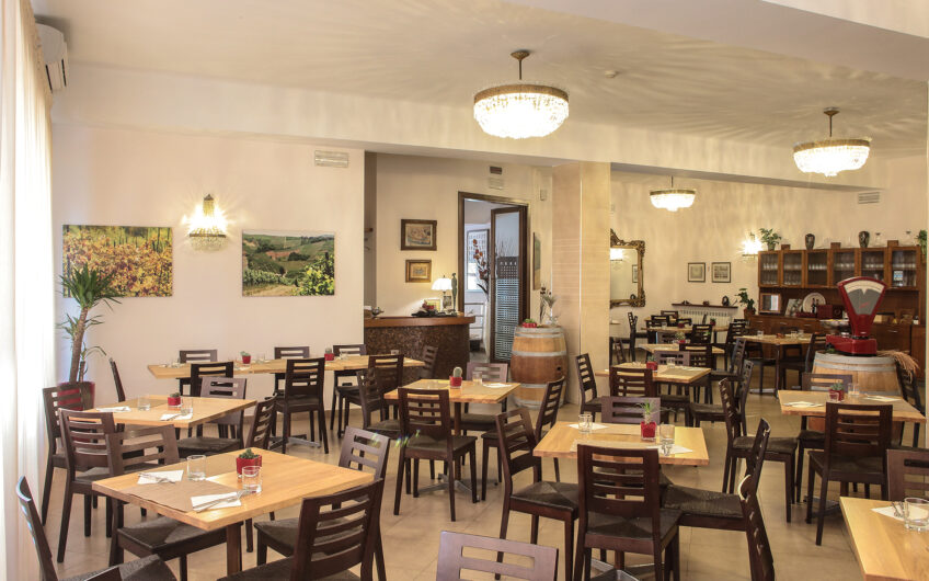 PAVIA POLICLINICO VIA LOMBROSO IN POSIZIONE DI FORTISSIMO PASSAGGIO PROPRIO DI FRONTE ALL’INGRESSO DEL POLICLINICO, VENDESI MURI DI NEGOZIO DI RIRCA 400 MQ CON AMPIO TERRAZZO, LOCALI ATTUALMENTE ADIBITI A BAR RISTORANTE CON ATTIVITA’ PLURIENNALE CONSOLIDATA CON LOCALI PERFETTAMENTE ATTREZZATI CON CUCINA CELLE FRIGO E ARREDO. POSSIBILITA’ DI VENDITA CON RISERVA DI PROPRIETA’ IN 3 ANNI. EURO 560.000 TRATTABILI