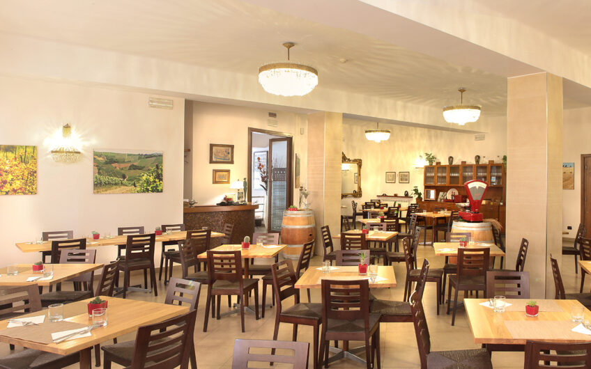 PAVIA POLICLINICO VIA LOMBROSO IN POSIZIONE DI FORTISSIMO PASSAGGIO PROPRIO DI FRONTE ALL’INGRESSO DEL POLICLINICO, VENDESI MURI DI NEGOZIO DI RIRCA 400 MQ CON AMPIO TERRAZZO, LOCALI ATTUALMENTE ADIBITI A BAR RISTORANTE CON ATTIVITA’ PLURIENNALE CONSOLIDATA CON LOCALI PERFETTAMENTE ATTREZZATI CON CUCINA CELLE FRIGO E ARREDO. POSSIBILITA’ DI VENDITA CON RISERVA DI PROPRIETA’ IN 3 ANNI. EURO 560.000 TRATTABILI