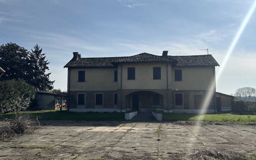 CURA CARPIGNANO CASCINA PESCARONINO CASALE DI AMPIA METRATURA CON SCUDERIA PER CAVALLI,MQ 314   AMPIO TERRENO ANNESSO E AMPIA AIA CENTRALE ADATTA PER MANEGGIO CAVALLI. EURO 395.000