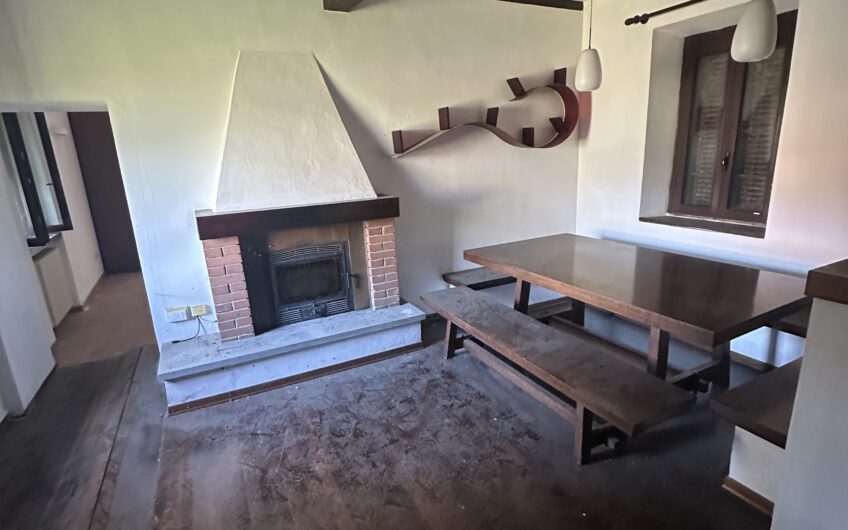 CURA CARPIGNANO CASCINA PESCARONINO CASALE DI AMPIA METRATURA CON SCUDERIA PER CAVALLI,MQ 314   AMPIO TERRENO ANNESSO E AMPIA AIA CENTRALE ADATTA PER MANEGGIO CAVALLI. EURO 395.000