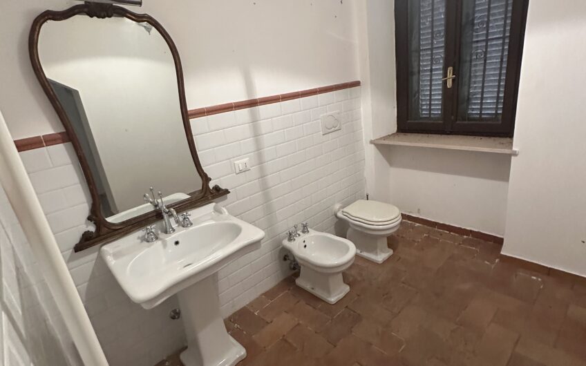 CURA CARPIGNANO CASCINA PESCARONINO CASALE DI AMPIA METRATURA CON SCUDERIA PER CAVALLI,MQ 314   AMPIO TERRENO ANNESSO E AMPIA AIA CENTRALE ADATTA PER MANEGGIO CAVALLI. EURO 395.000