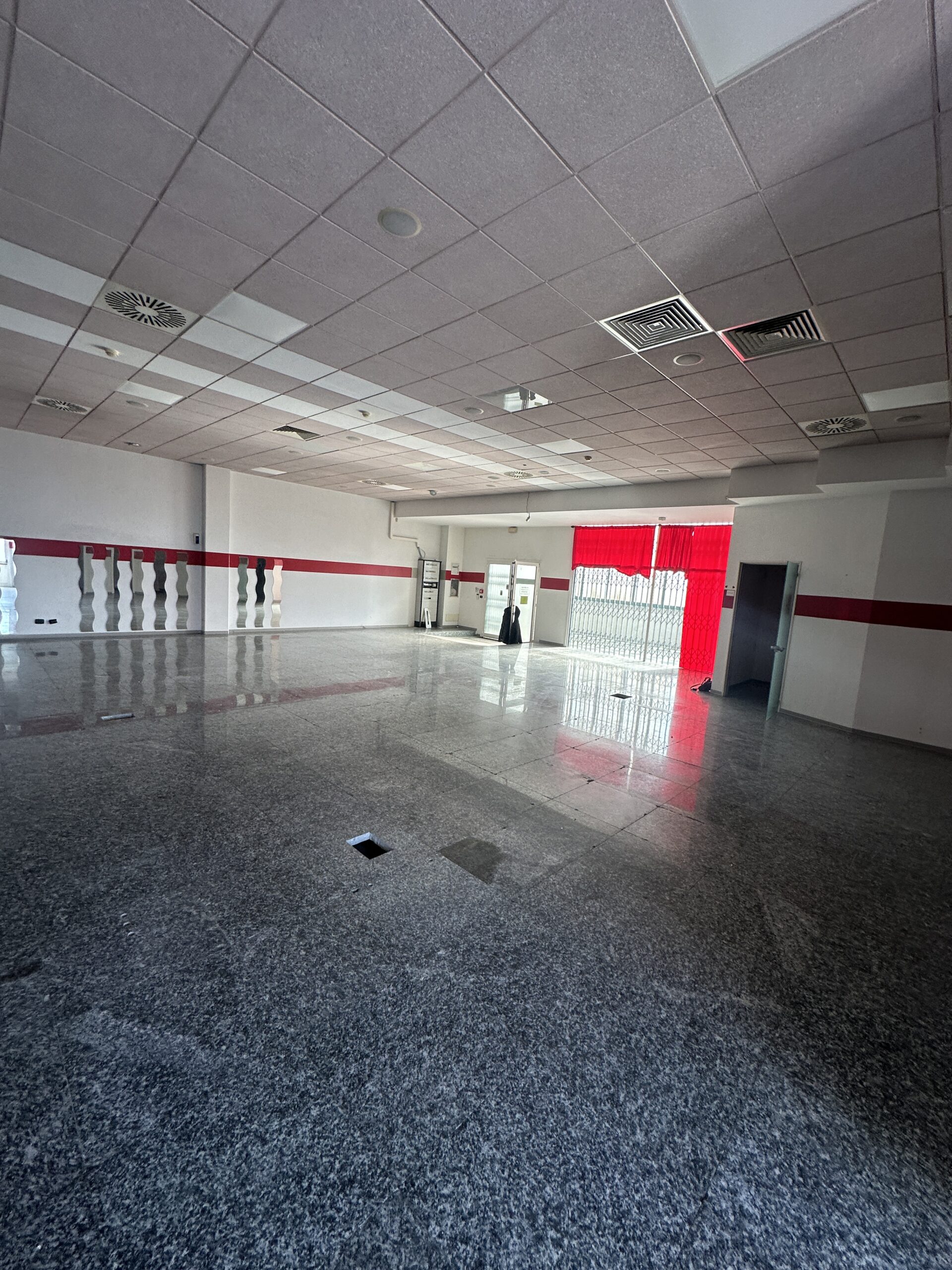 SAN MARTINO SICCOMARIO VIA PIEMONTE CENTRO COMMERCIALE OTTAGONI AMPIO NEGOZIO AL PIANO 1° DI CIRCA MQ 440 IN PERFETTO STATO, 7 SERVIZI, MAGAZZINO. ADATTO ANCHE COME UFFICIO. EURO 250.000