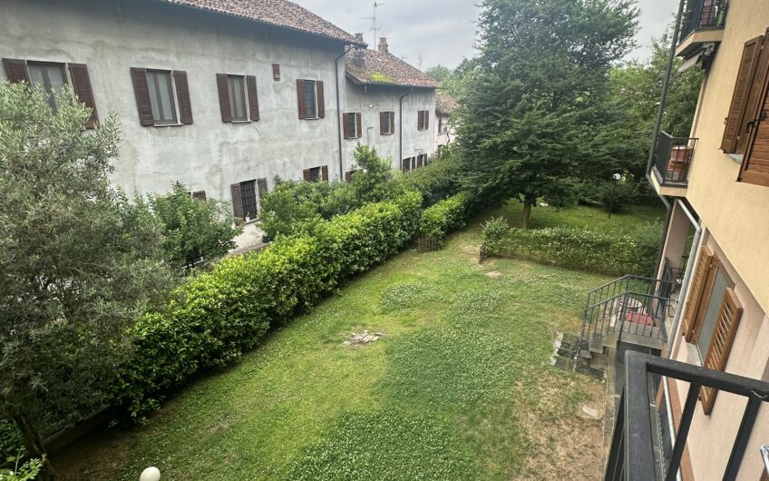 PAVIA VIA CHIOZZO AFFITTASI SIGNORILE BILOCALE RISTRUTTURATO E ARREDATO CON BOX EURO 1.000 MESE