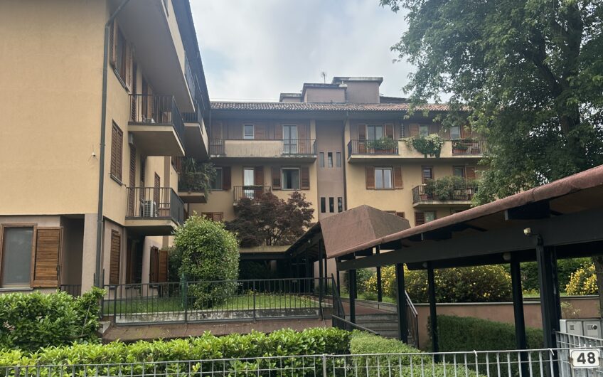 PAVIA VIA CHIOZZO AFFITTASI SIGNORILE BILOCALE RISTRUTTURATO E ARREDATO CON BOX EURO 1.000 MESE